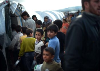 Syyrian sisäisiä pakolaisia Maiber al-Salamin leirillä Turkin rajalla.