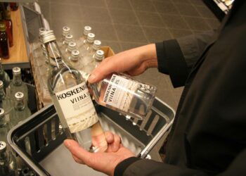 Alkoholin suurkuluttamista voidaan erikoistutkijan mukaan vähentää lähinnä saatavuudelle ja hinnalla.