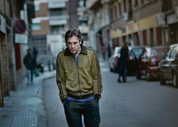Kuolemansairas Uxbal (Javier Bardem) järjestää Barcelonassa laittomille maahanmuuttajille töitä hikipajoista ja yrittää huolehtia perheestään.