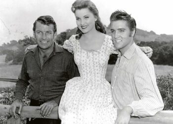 Elvis Presley (oik.) aloitti filmiuransa 21-vuotiaana lännenelokuvassa Rakasta minua hellästi. Kuvassa myös Richard Egan ja Debra Paget.