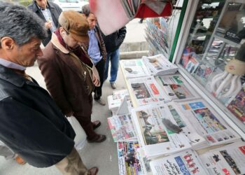 Iranilaisia tutkimassa sanomalehtien etusivuja viime sunnuntaina Teheranissa.