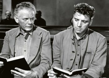 Raakaa voimaa on vankilaelokuvien klassikko pakoa suunnittelevasta kovanaamasta. Kuvassa Charles Bickford (vas.) ja Burt Lancaster.