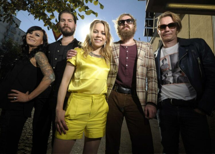 PMMP ryhmäkuvassa vas. Mira Luoti (vas.), Juho Vehmanen, Paula Vesala, Mikko Virta ja Heikki Kytölä (oik.).