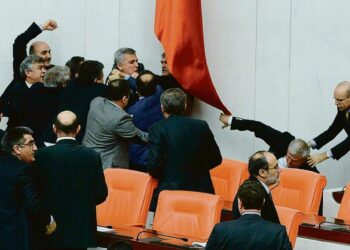 Hallituspuolue AKP:n ja pääoppositiopuolue CHP:n kansanedustajat vaihtoivat viime lauantaina parlamentissa mielipiteitä tuomarien ja syyttäjien nimittämistä koskevasta laista.