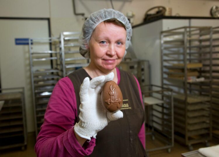 Marita Rakkolainen tekee tänä vuonna työparinsa kanssa 80 kiloa pääsiäismunia.