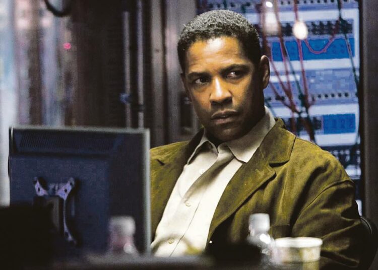 Denzel Washington esittää toimintatrillerin pääosassa agentti Carlinia, joka tutkii yli 500 laivastosotilaan kuoleman aiheuttanutta jokilaivan räjähdystä.