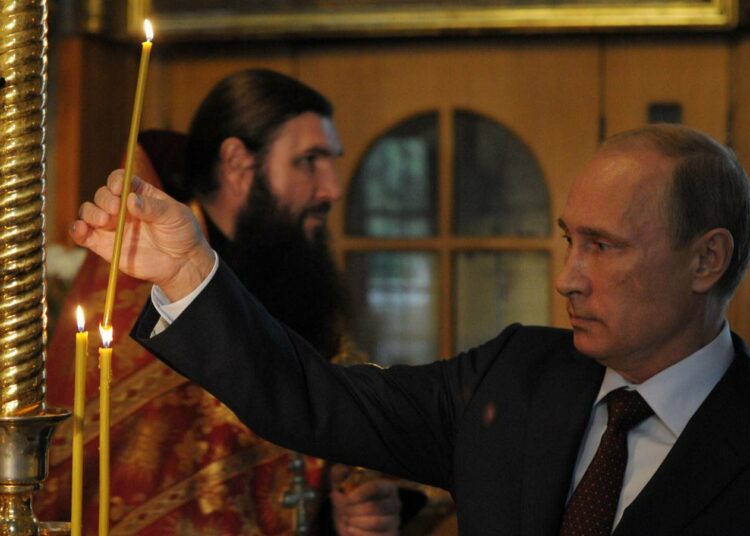 Venäjän presidentti Vladimir Putin sytytti keskiviikkona moskovalaisessa kirkossa kynttilän Itä-Ukrainassa kuolleiden separatistien muistolle. Perjantaina EU asetti Venäjälle uusia pakotteita.