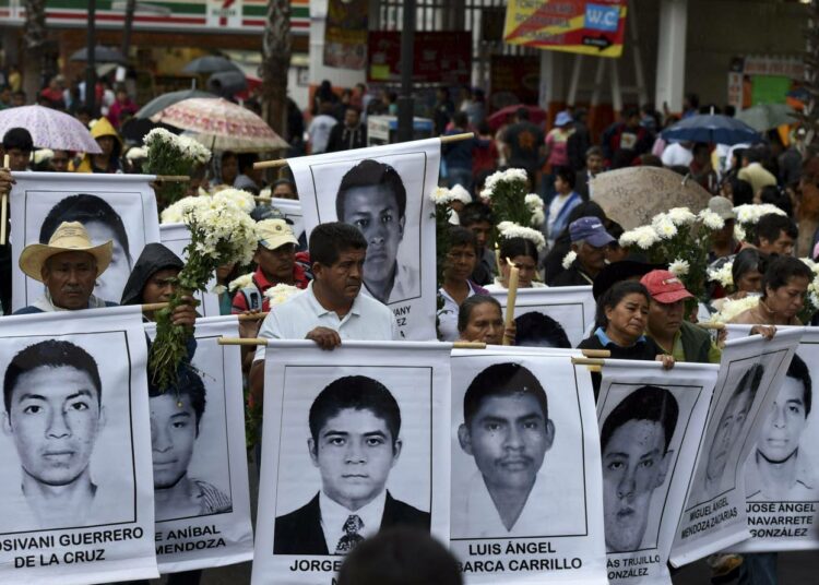 Kadonneiden opiskelijoiden omaisia saapumassa kirkkoon Meksikon pääkaupungissa toissa sunnuntaina.