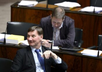 SDP:n entinen opetusministeri Jukka Gustafsson myötäili vasemmistoliiton esittämää kritiikkiä muistuttamalla sosiaalidemokraattisen koulutuspolitiikan isosta linjasta: se on aina ollut se, että me olemme tarkkoja siitä, minne yhteiskunnan resurssit kohdennetaan. Niitten tulee auttaa heikompiosaista, tähdätä tasa-arvoon ja oikeudenmukaisuuteen. Tästä viitekehyksestä tämä täytyy tarkkaan sivistysvaliokunnassa katsoa.