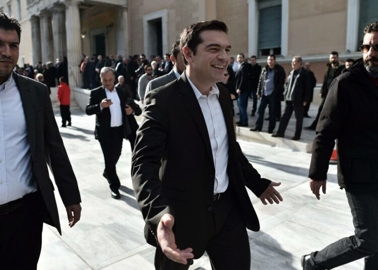 Syrizan johtaja Alexis Tsipras poistumassa Kreikan parlamentista viime viikon maanantaina, kun ennenaikaisten vaalien järjestäminen oli varmistunut.