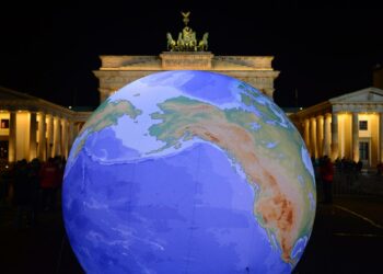 Ilmastonmuutoksesta muistutettiin kansainvälisessä Earth Hour -tempauksessa 28. maaliskuuta. Paavo Arhinmäki muistuttaa ilmastonmuutoksen olevan monille ihmisille vähintään yhtä tärkeä äänestyspäätöksiä tehdessä kuin talouspolitiikan linja tai veromallit.