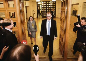 Keskustan puheenjohtaja Juha Sipilä piti pitkin viikkoa tiedotustilaisuuksia hallitus- ja yhteiskuntasopimuksista. Kuva maanantain Sibelius-Akatemian-tilaisuudesta. Sipilän takana on eduskunnan tiedotuspäällikkö Marjo Timonen