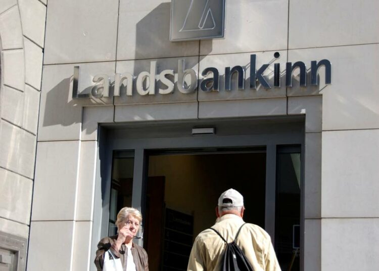 Islanti purkaa talouskriisin vuoksi asettamaansa valuuttasäännöstelyä. Maan taloudella menee kohtalaisen hyvin.