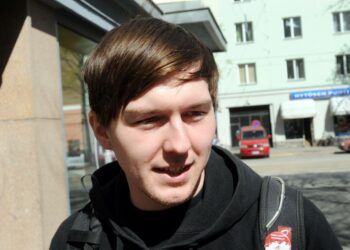 Helsingin Vasemmistonuorten puheenjohtaja Henrik Nyholm.