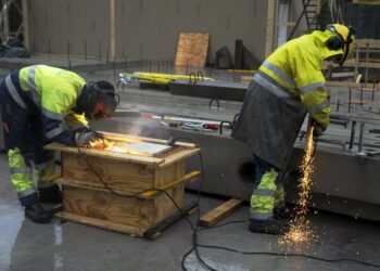 SAK avaa ensimmäisen ulkomaalaistaustaisille työntekijöille tarkoitetun matalan kynnyksen neuvontapalvelun, joka tarjoaa maksuttomia lainopillisia työelämäneuvoja,