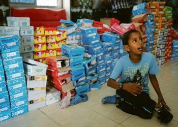 Somalialainen poika sovitti uusia tossuja kenkäkaupassa maan pääkaupungissa Mogadishussa.