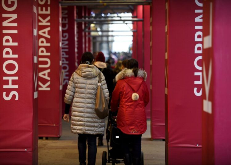 Kirjoittajan mukaan palkkaepätasa-arvo tai naisten vähäinen määrä johtotehtävissä ei ratkea niin, että naiset vaan pyytävät lisää palkkaa ja tsemppaavat enemmän.