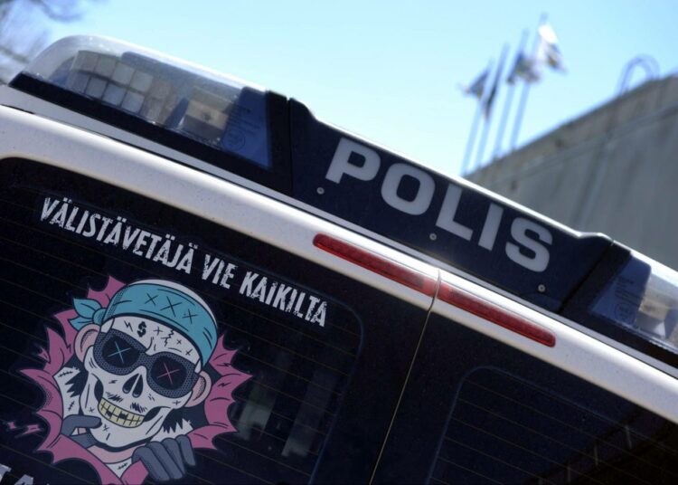Vuonna 2013 harmaan talouden torjuntakampanja "välistävetäjä vie kaikilta" näkyi muun muassa poliisiautoissa.