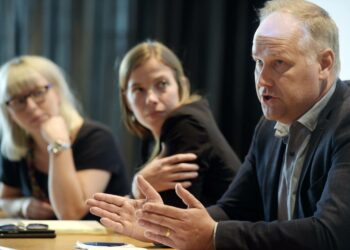Ruotsin vasemmistopuolueen puheenjohtaja Jonas Sjöstedt kertoi Ruotsin kokemuksista terveydenhuollon yksityistämisessä. Taustalla vasemmistoliiton kansanedustajat Aino-Kaisa Pekonen (vas.) ja Li Andersson.