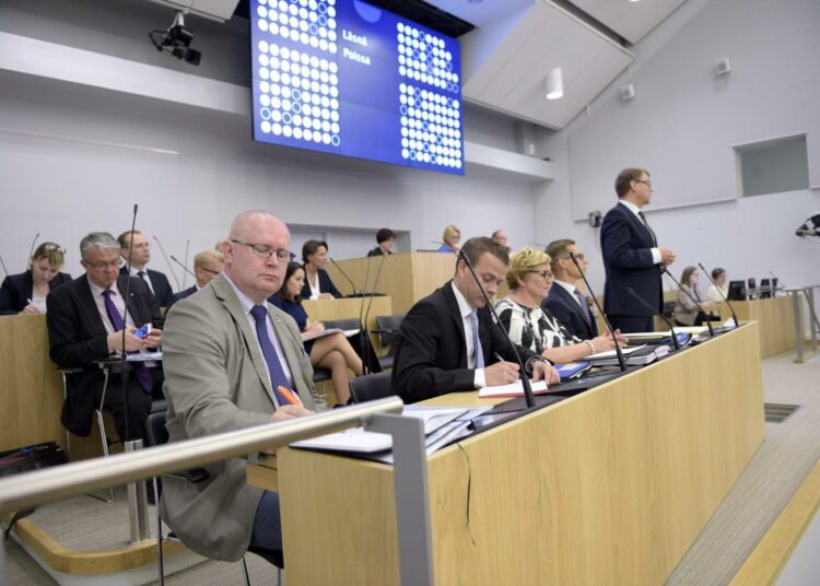 Hallitus torstaina eduskunnan kyselytunnilla. Työ- ja oikeusministeri Jari Lindström joutui ratkomaan vaikeita yhtälöitä.