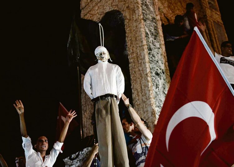 Turkin presidentti Recep Tayyip Erdogan on kansan tahtoon vedoten väläyttänyt kuolemanrangaistuksen palauttamista. Mielenosoittajat kantoivat hirtettyä nukkea Taksim-aukiolla Istanbulissa viime maanantaina.