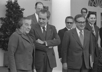 Etualalla Israelin pääministeri Golda Meir, Yhdysvaltain presidentti Richard Nixon ja ulkoministeri Henry Kissinger Valkoisen talon edessä vuonna 1973.