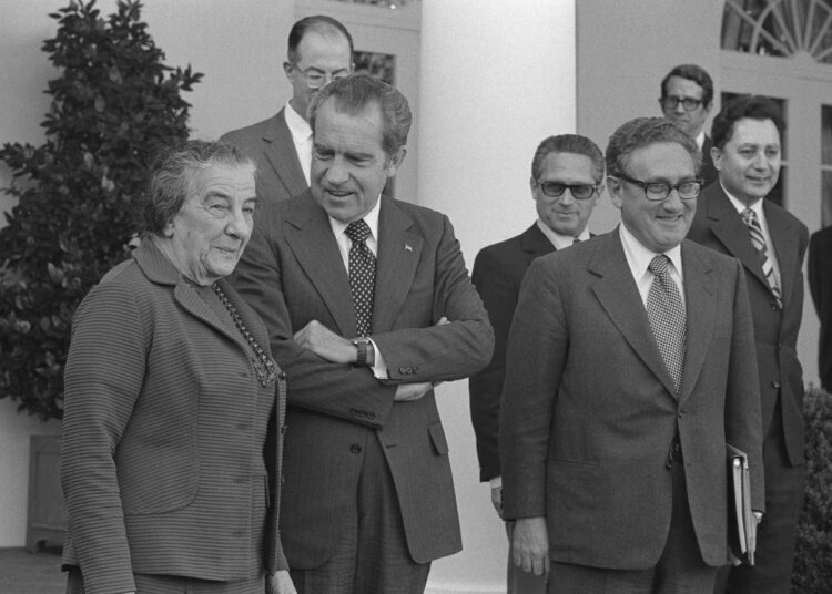 Etualalla Israelin pääministeri Golda Meir, Yhdysvaltain presidentti Richard Nixon ja ulkoministeri Henry Kissinger Valkoisen talon edessä vuonna 1973.