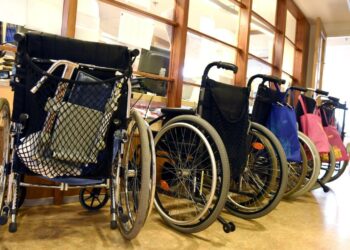 Hallituspuolueiden valiokuntavastaavat haluavat luopua hoitajamitoituksen alentamisesta.
