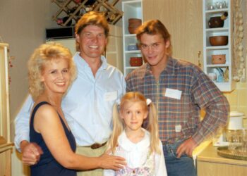 Tältä näyttivät Kotikadun näyttelijät vuonna 1995, jolloin sarja alkoi. Ensimmäinen tuotantokausi tulee Areenaa 26. tammikuuta.