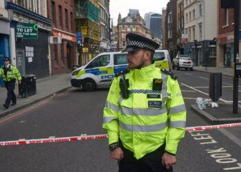 Poliisi jatkoi maanantaina Lontoossa tutkimuksia lauantain terrori-iskun tapahtuma-alueella.