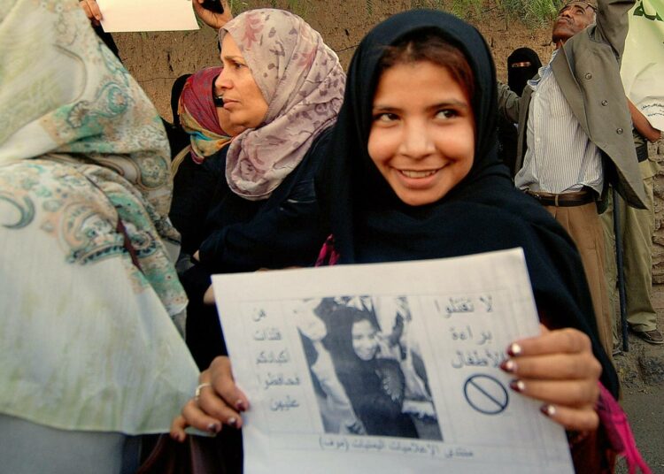 Jemeniläinen entinen lapsimorsian Nujud Mohammed Ali lapsiavioliittojen vastaisessa mielenosoituksessa maan parlamentin edustalla vuonna 2010. Myös Suomessa on ulkomailla vastentahtoisesti naitettuja tyttöjä.