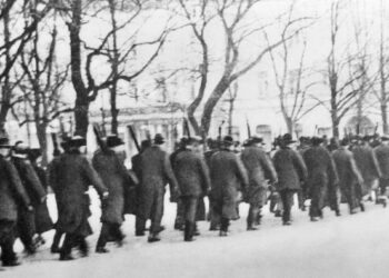 Helsingin punakaartilaisia marssimassa vuonna 1918.