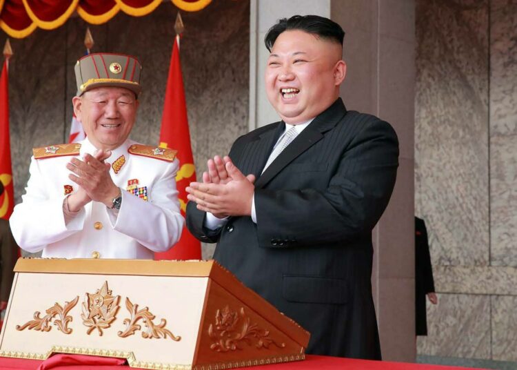 Pohjois-Korean johtaja Kim Jong Un seuraamassa sotilasparaatia viime vuoden huhtikuussa.