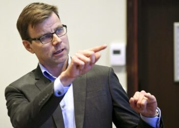 Vakuutuslääkärien yhdistyksen puheenjohtaja Janne Leinonen Työeläkevakuuttajat Telan, Finanssiala ry:n, Tapaturmavakuutuskeskuksen ja Vakuutuskeskuksen yhteisessä mediatilaisuudessa tiistaina.