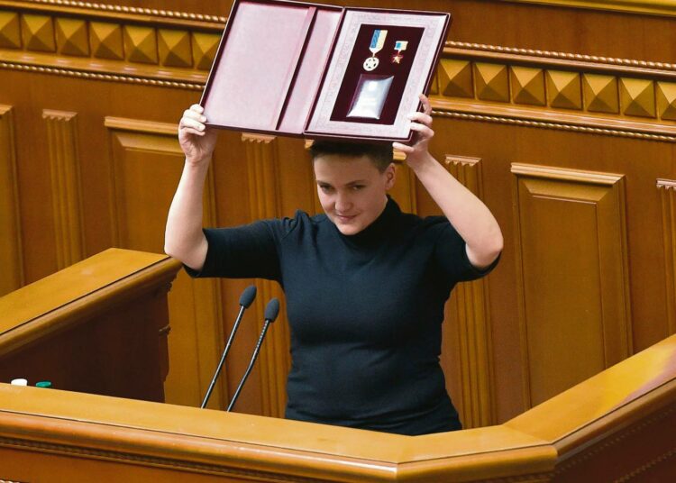 Nadija Savtšenko esitteli mitaleitaan Ukrainan parlamentissa maaliskuussa, kun käsittelyssä oli hänen parlamentaarisen koskemattomuutensa poistaminen.