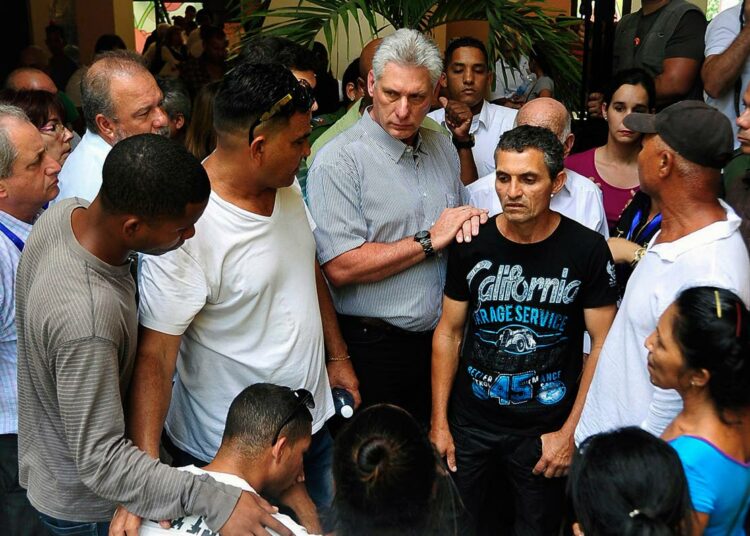 Kuuban uusi presidentti Miguel Díaz-Canel (keskellä) tapasi Havannan toukokuisen lentoturman uhrien omaisia.