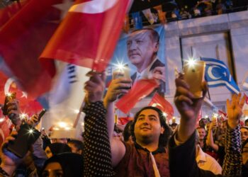 Presidentti Recep Tayyip Erdoganin kannattajia AKP-puolueen päämajan luona maanantain vastaisena yönä Erdoganin pitäessä voitonpuhettaan.