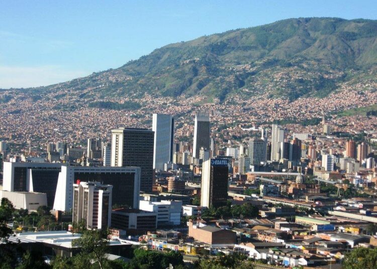 Tiededokumentti aloittaa kierroksensa urbaanien ihmeiden parissa Kolumbian Medellinistä. Kuva vuodelta 2007.