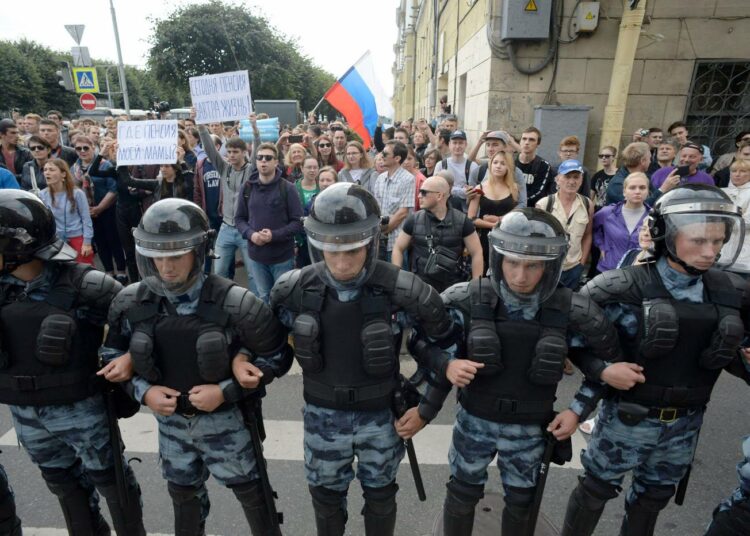 Poliisiketju oli valmiina pysäyttämään eläkeuudistusta vastustavat mielenosoittajat viime sunnuntaina Pietarissa.