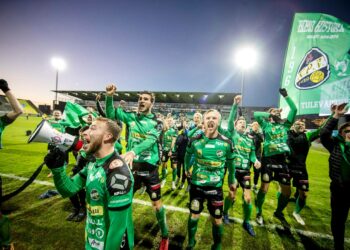 KPV:n pelaajat juhlivat joukkueen nousua Veikkausliigaan Turussa 3. marraskuuta.