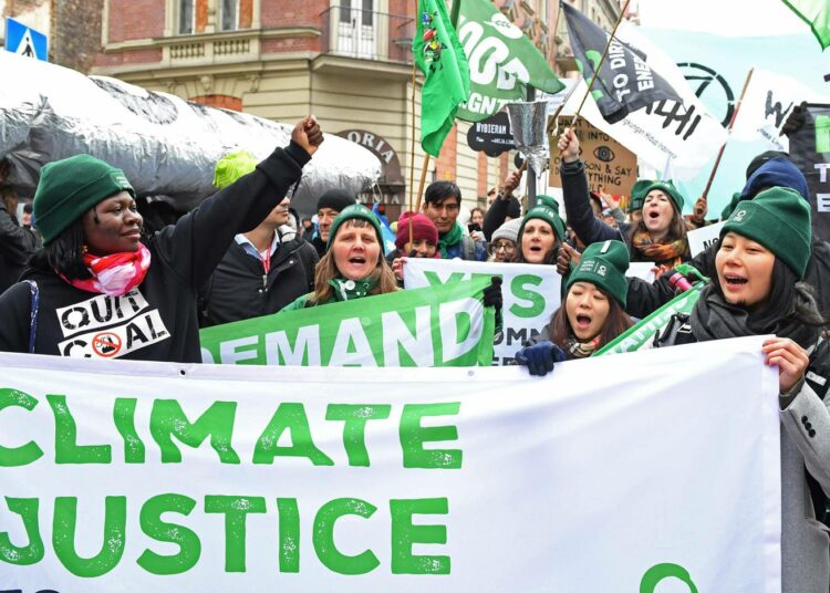 Mielenosoittajat vaativat ilmasto-oikeudenmukaisuutta lauantaina Katowicessa.