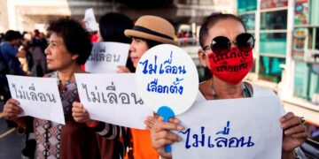 Thaimaassa järjestettiin sunnuntaina ensimmäinen poliittinen mielenosoitus sitten vuoden 2014 kaappauksen. Mielenosoittajat vaativat Bangkokissa, ettei vaaleja saa jälleen lykätä.