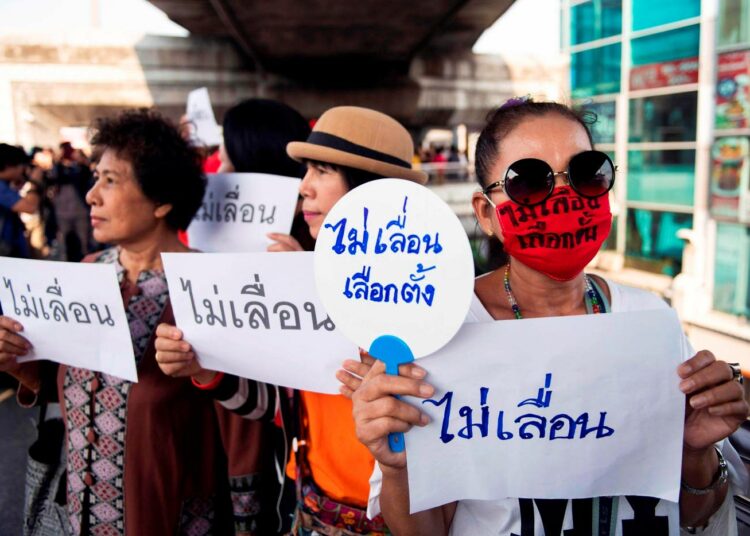 Thaimaassa järjestettiin sunnuntaina ensimmäinen poliittinen mielenosoitus sitten vuoden 2014 kaappauksen. Mielenosoittajat vaativat Bangkokissa, ettei vaaleja saa jälleen lykätä.