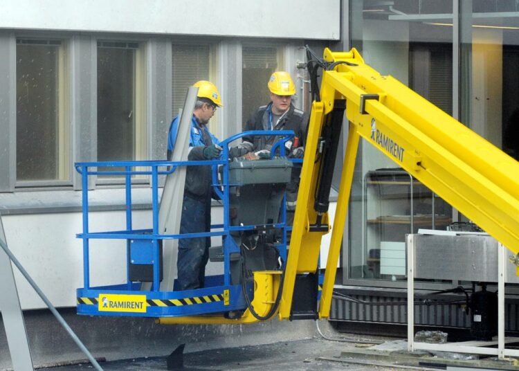 Työmaamestarin kanssa käydään läpi yleiset asiat, eli missä on pelastautumisreitti ja ensiapu, minkä jälkeen kierretään kunnolla se työmaa.