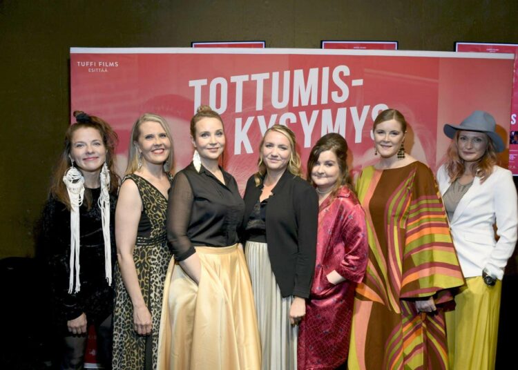 Tottumiskysymyksen seitsemän ohjaaja-käsikirjoittajaa vasemmalta Anna Paavilainen, Alli Haapasalo, Kirsikka Saari, Elli Toivoniemi, Jenni Toivoniemi, Reetta Aalto ja Miia Tervo.