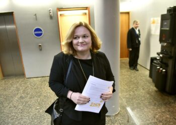 Perhe- ja peruspalveluministeri Krista Kiuru esitteli lausuntokierrokselle lähtevän lakiluonnoksen torstaina.