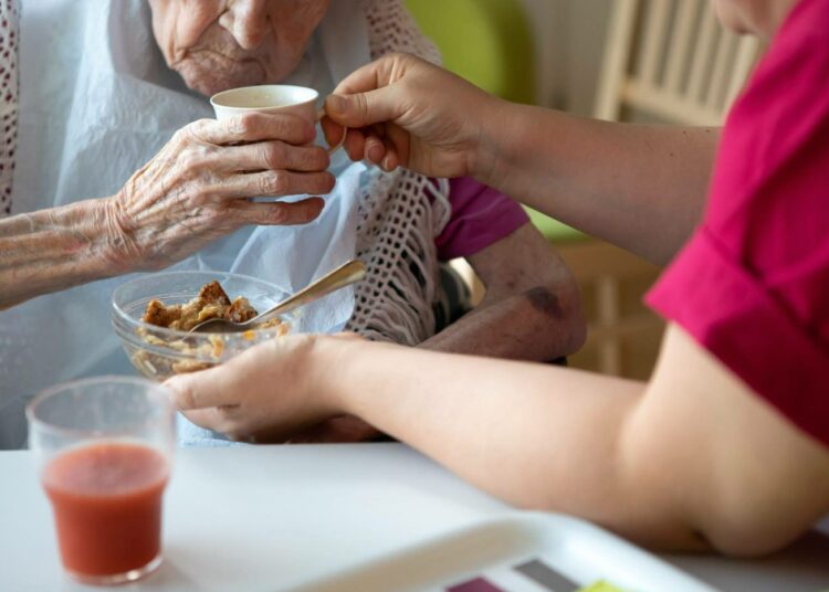 Entistä huonokuntoisempien asiakkaiden määrät koti- ja kotisairaanhoidossa ovat viime vuosina lisääntyneet jatkuvasti, koska laitoshoitoa on purettu liian nopeasti.