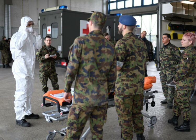 Sveitsissä on mobilisoitu armeija ja alettu lähettää sotilaita julkisiin sairaaloihin auttamaan koronaepidemian hoidossa.