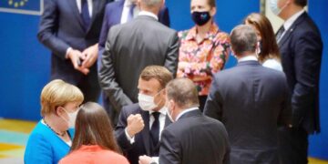 EU:n elvytyspakettia neuvoteltiin Brysselissä toissa viikonvaihteessa. Kuvassa Suomen pääministeri Sanna Marin (selin) keskustelee Saksan Angela Merkelin (vas.), Ranskan Emmanuel Macronin ja Ruotsin Stefan Löfvenin kanssa.