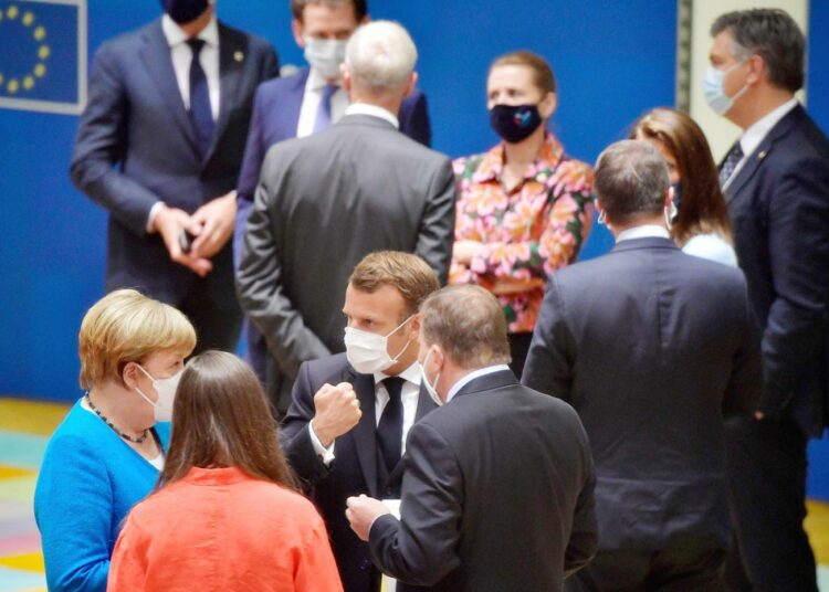 EU:n elvytyspakettia neuvoteltiin Brysselissä toissa viikonvaihteessa. Kuvassa Suomen pääministeri Sanna Marin (selin) keskustelee Saksan Angela Merkelin (vas.), Ranskan Emmanuel Macronin ja Ruotsin Stefan Löfvenin kanssa.